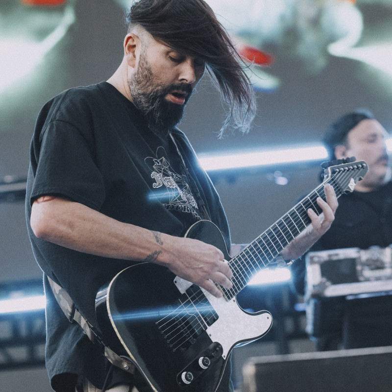 Stephen Carpenter des Deftones en concert avec sa guitare équipée de micros Fishman Fluence